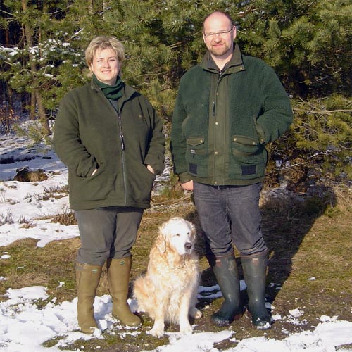 Anja und Uwe mit Ömchen Rayleas Lisbeth, unserer Stammhündin, im März 2006 - Foto Helmut Berkemeier